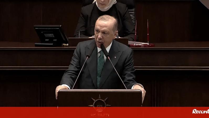 Erdogan alerta que guerra no Irão deve parar antes que “incendeie toda a região”