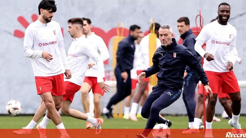 Carlos Vicens sem baixas de última hora para visita ao Ferencváros