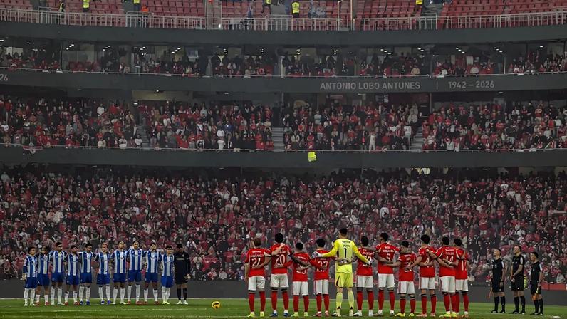 Minuto de silêncio por António Lobo Antunes no clássico