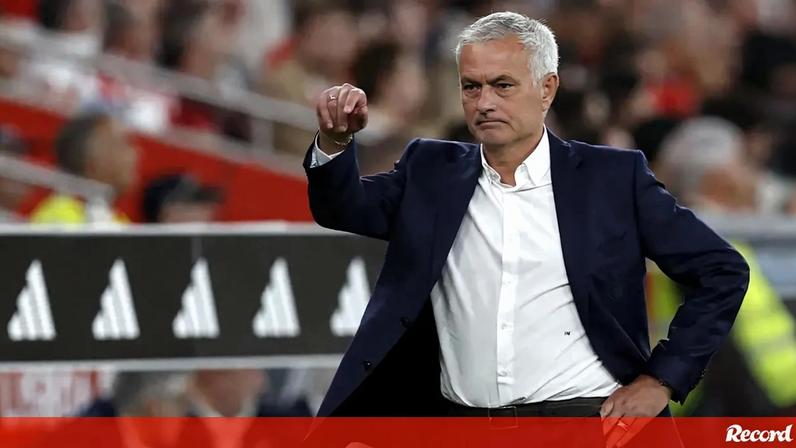 José Mourinho dá indicações à equipa durante o Benfica-Arouca
