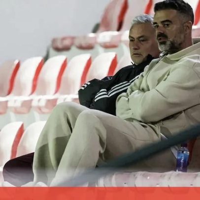 José Mourinho assiste ao jogo de iniciados do Benfica