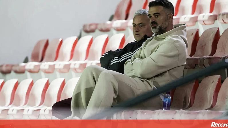 Mourinho assiste ao jogo do Benfica em iniciados