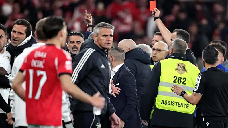 João Pinheiro 'distribui' cartões durante o clássico entre Benfica e FC Porto