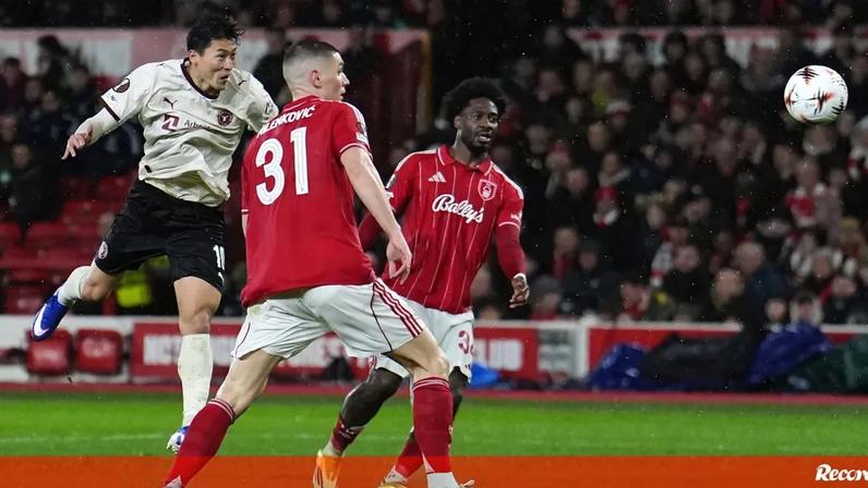 Jogadores em campo disputam a bola durante um jogo entre equipas