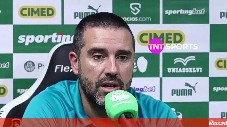 Adjunto de Abel Ferreira critica relvado do São Januário: «Parece que plantaram batatas debaixo do campo»