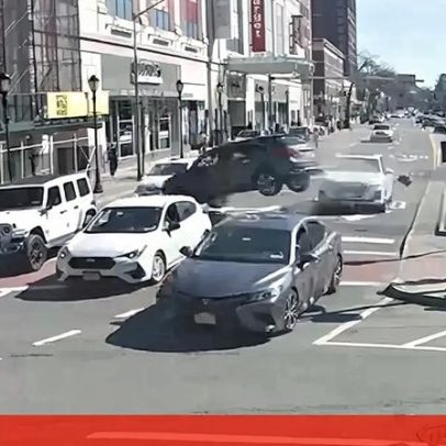Carro descontrolado embate andaimes em rua movimentada de Nova Iorque