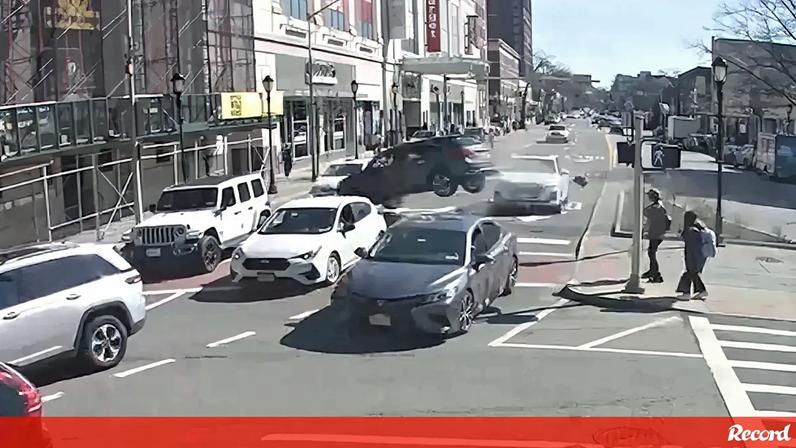 Carro descontrolado embate andaimes em rua movimentada de Nova Iorque