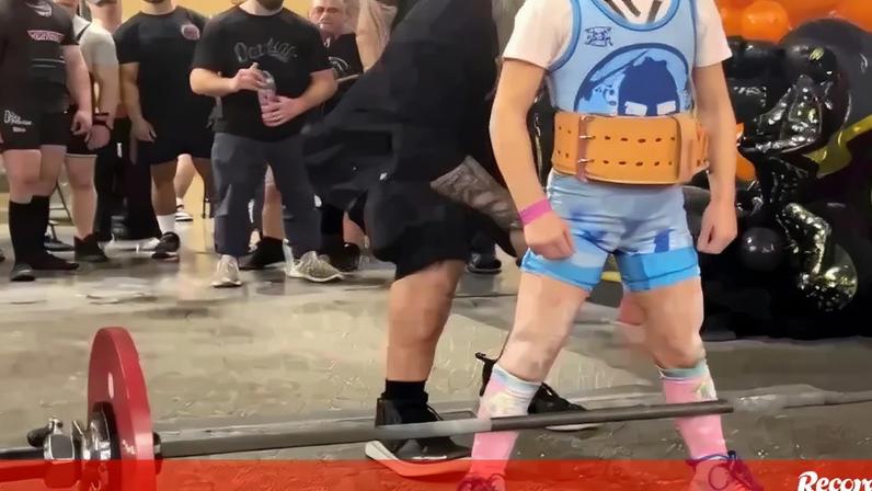 Criança de nove anos levanta 80 quilos sob os olhos de adultos