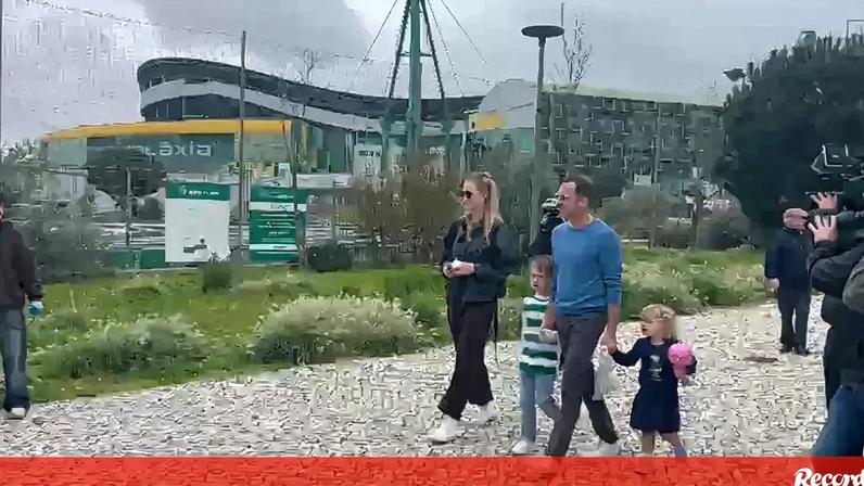 Frederico Varandas chega ao Pavilhão João Rocha vestido de azul