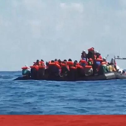 Imagens mostram resgate de 41 migrantes em barco sobrelotado no Mediterrâneo