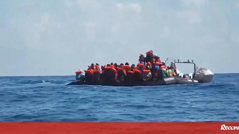 Imagens mostram resgate de 41 migrantes em barco sobrelotado no Mediterrâneo