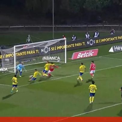 Pavlidis cai na área do Arouca e pede penálti por agarrão; árbitro manda seguir