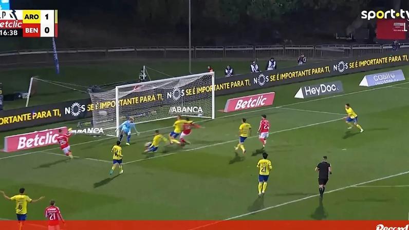 Pavlidis cai na área do Arouca e pede penálti por agarrão; árbitro manda seguir