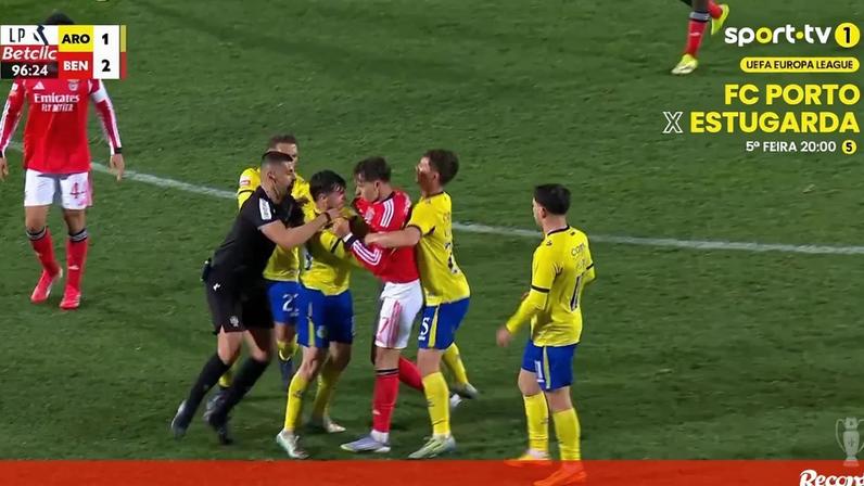 Dedic e Trezza expulsos no Arouca-Benfica após intenso desentendimento