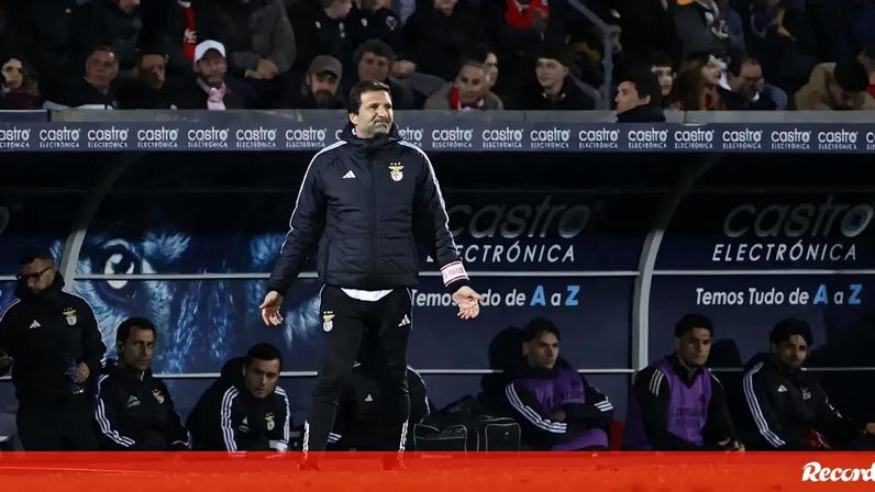 Mourinho castigado assistiu ao Arouca-Benfica a partir do autocarro