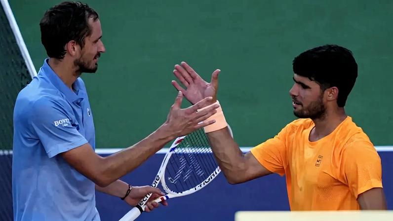 Medvedev vence Alcaraz pela primeira vez este ano e vai à final de Indian Wells