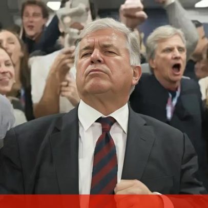 Laporta é reeleito presidente do Barcelona e faz dança celebratória