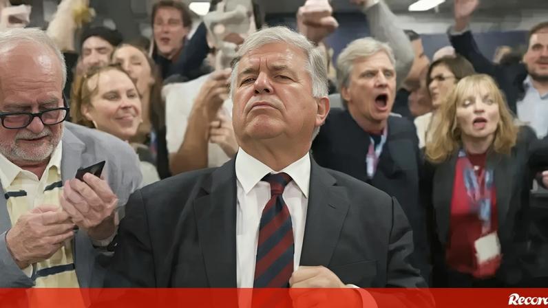 Laporta é reeleito presidente do Barcelona e faz dança celebratória