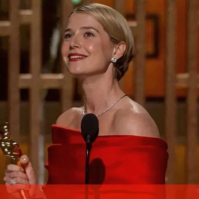 Jessie Buckley dedica Óscar de Melhor Atriz ao belo caos do coração de uma mãe