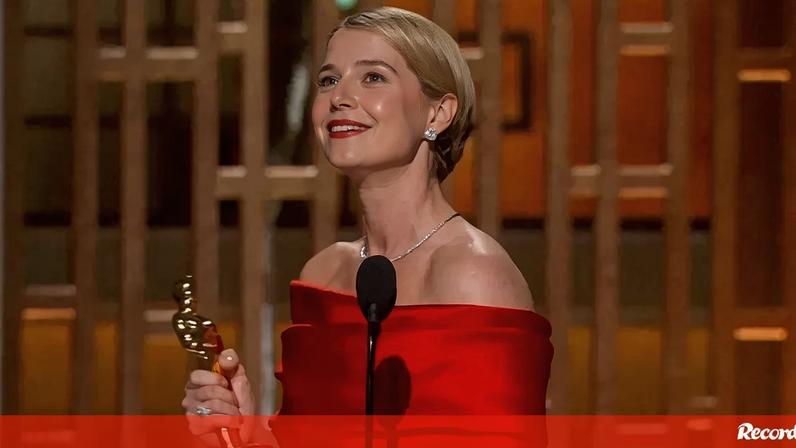 Jessie Buckley dedica Óscar de Melhor Atriz