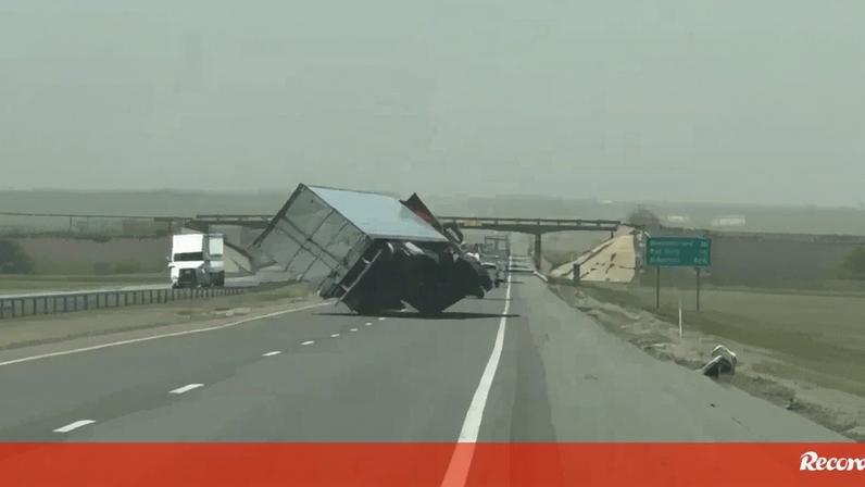 Um camião capotou, este domingo, no estado norte-americano do Oklahoma, devido a ventos fortes que têm afetado várias regiões dos EUA.