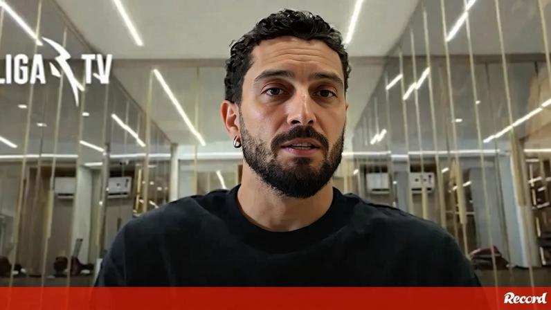 Sérgio Conceição diz a Alex Telles qual era o papel no balneário