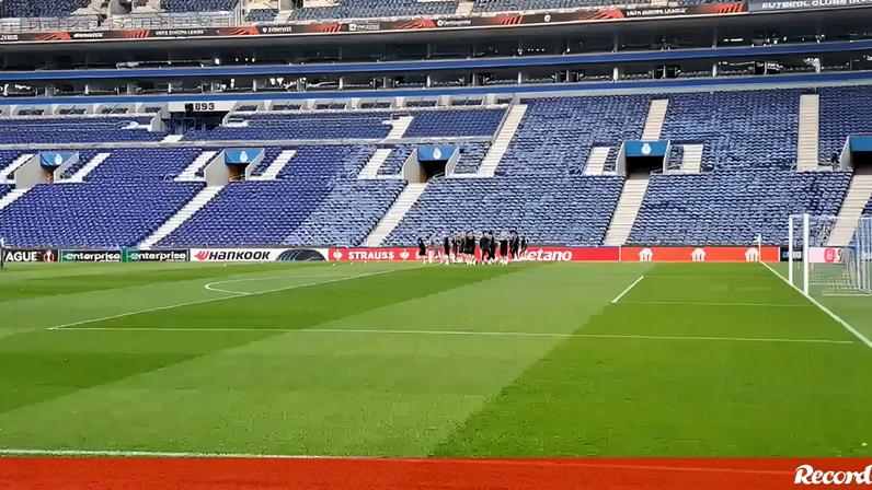 Estugarda realiza último treino no Dragão antes do jogo com o FC Porto