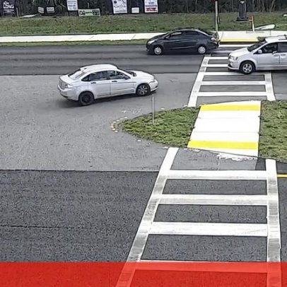Imagens de segurança captam homem a conduzir em marcha-atrás no trânsito nos EUA