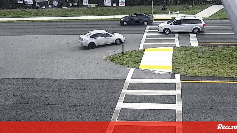 Imagens de segurança captam homem a conduzir em marcha-atrás no trânsito nos EUA