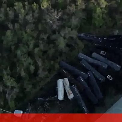 Descarrilamento de mais de 20 vagões nos EUA, imagens aéreas mostram