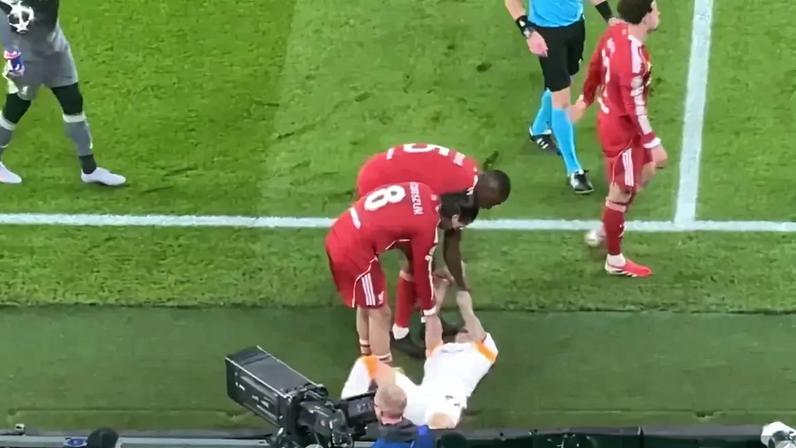 Noa Lang sofre corte no dedo e recebe oxigénio durante jogo pelo Galatasaray