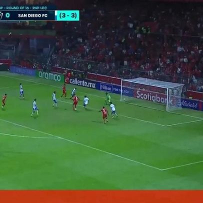 Paulinho marca de calcanhar pelo Toluca