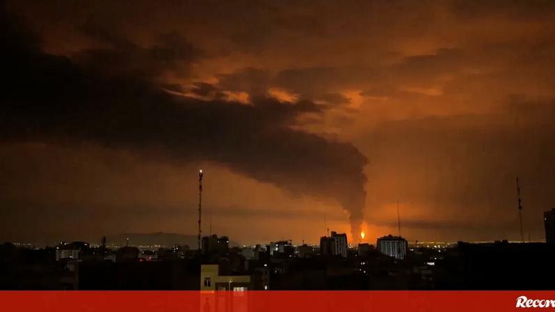 O Irão intensificou, esta quinta-feira, os ataques a infraestrutura energética dos países vizinhos no Golfo Pérsico. O jornalista da AP Jon Gambrell explica o que está em causa e o impacto que estes ataques podem ter nos preços dos combustíveis nos próximos tempos.