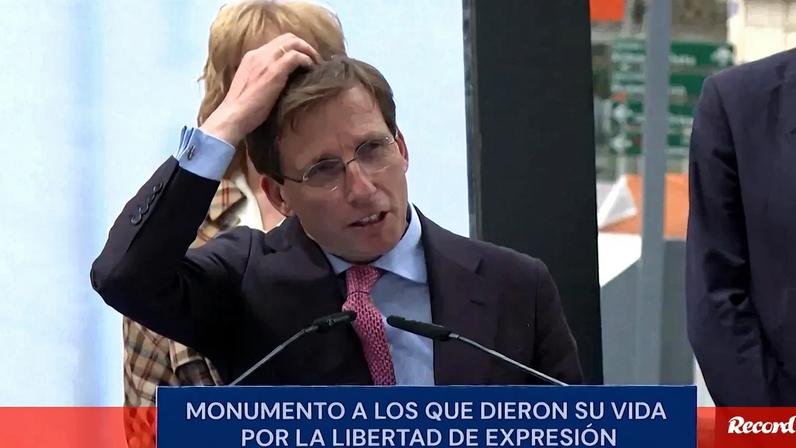 O presidente da câmara de Madrid, José Luis Martínez-Almeida, estava a fazer um discurso sobre liberdade de expressão, esta quarta-feira, quando um pombo decidiu defecar sobre a sua cabeça. Martínez-Almeida reagiu à situação com humor.