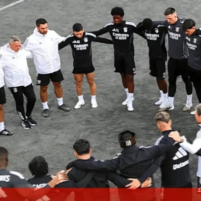 Plantel observa minuto de silêncio no Benfica Campus em memória de Silvino