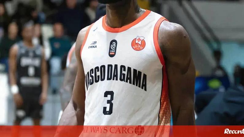 Zavian McLean no CA Queluz-Vasco da Gama