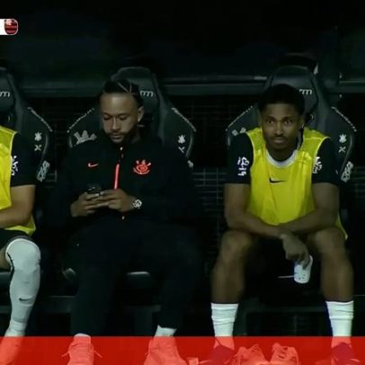Memphis Depay apanhado com telemóvel no banco, explica-se