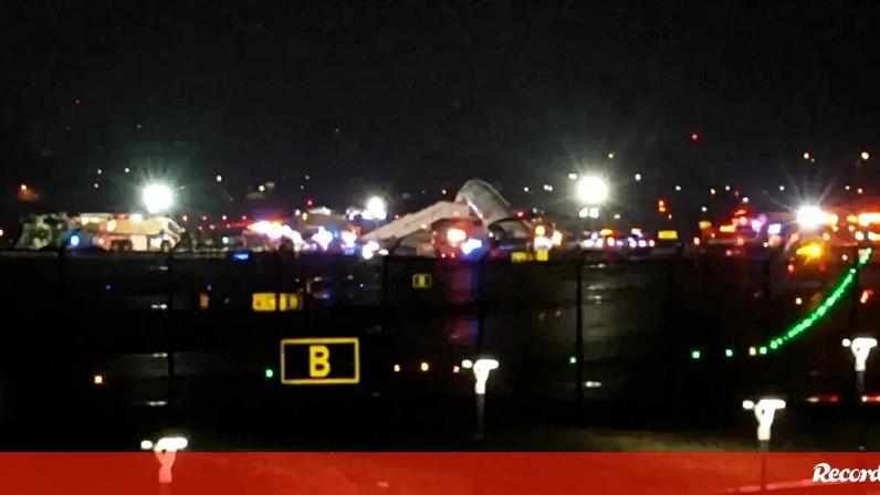 Um avião da Air Canada e um veículo dos bombeiros colidiram na noite de domingo no aeroporto LaGuardia, em Nova Iorque, tendo deixado vários feridos e as operações aeroportuárias suspensas. O acidente provocou pelo menos duas vítimas mortais — o piloto e o co-piloto da aeronave.