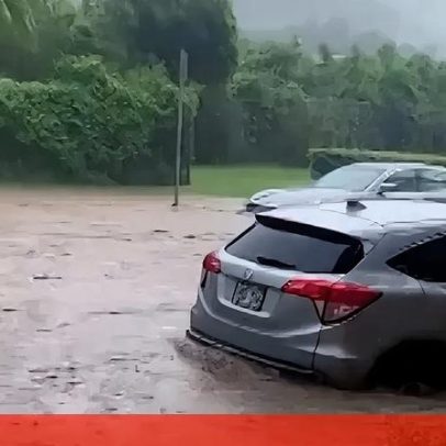 Estradas alagadas no Havaí após chuvas intensas
