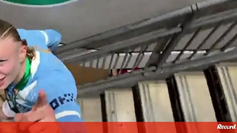 A resposta insólita de Erling Haaland a adepto do Leeds após conquistar a Taça da Liga inglesa