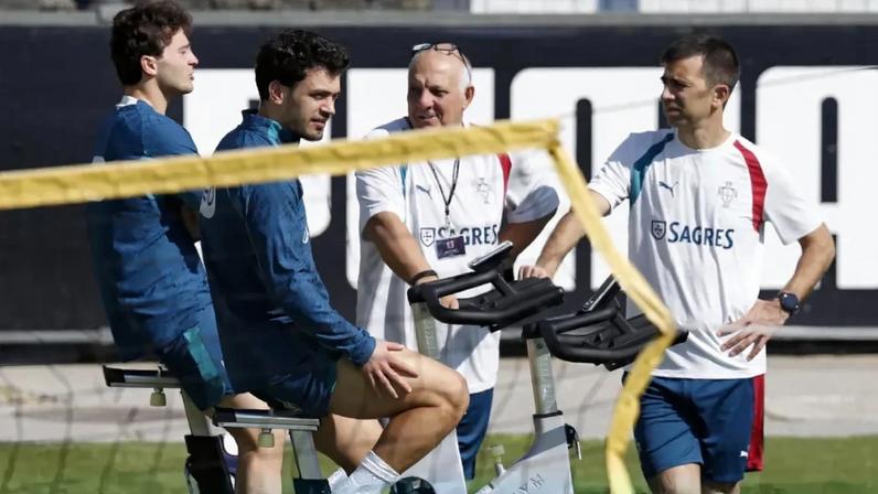 João Neves e Pote em exercício na bicicleta elíptica