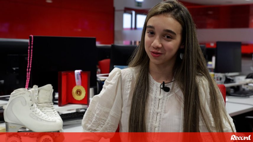 Madalena Costa só tem 17 anos, mas já faz história no desporto português. A madeirense sagrou-se, em 2025, campeã mundial sénior em patinagem livre, feito que acontece pela primeira vez na modalidade no nosso país. É também detentora do título europeu. Esteve de visita à redação da Medialivre, onde se inclui o nosso jornal, e depois de receber o Record de Ouro, calçou os patins e mostrou alguns dos exercícios que fazem dela a melhor do Mundo.