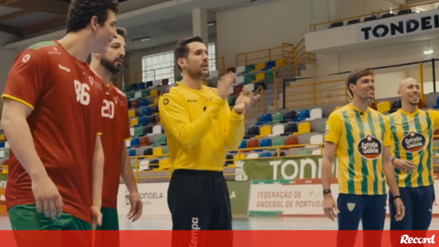 Se o futebol e o andebol alguma vez se juntassem, já imaginou como seria, caro leitor? Ora, foi exatamente isso que aconteceu entre uma comitiva do Tondela e a seleção nacional de andebol, que esteve em estágio na Beira, defrontando ainda a Rep. Checa nesse período. Foi no Pavilhão Municipal de Tondela que Capdeville, Miguel Neves e Ricardo Brandão receberam um grupo de beirões com João Afonso, Juanse Rodríguez e Cícero para um jogo de bola na barra. No entanto, o 'twist' desta iniciativa é que os jogadores de futebol tinham de acertar com uma bola de andebol na barra de uma pequena baliza, ao passo que os jogadores de andebol tiveram de o fazer com o pé. No final, os perdedores tiveram 'de encher'... [Crédito: Tondela]