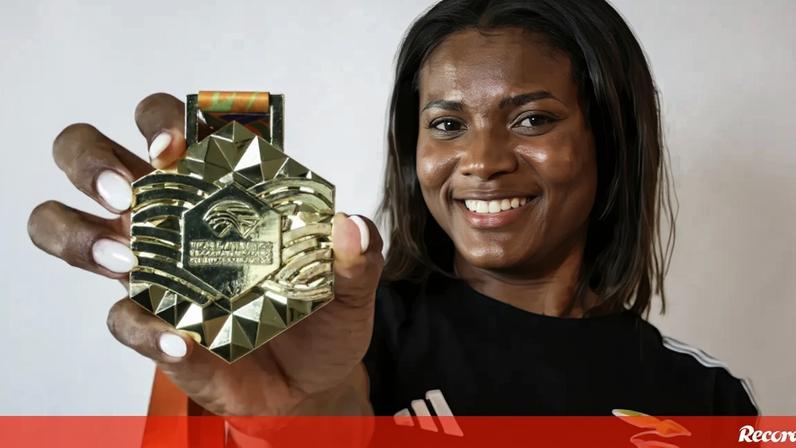 Campeã indoor de Torun em entrevista a Record