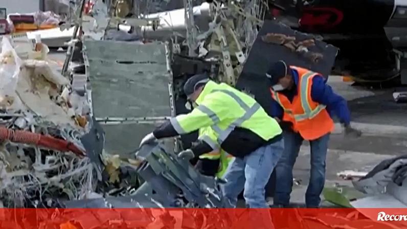 Destroços removidos do aeroporto de LaGuardia após acidente entre camião dos bombeiros e avião