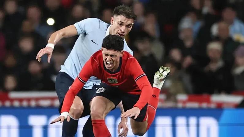 Manuel Ugarte comete falta sobre Phil Foden no Inglaterra-Uruguai