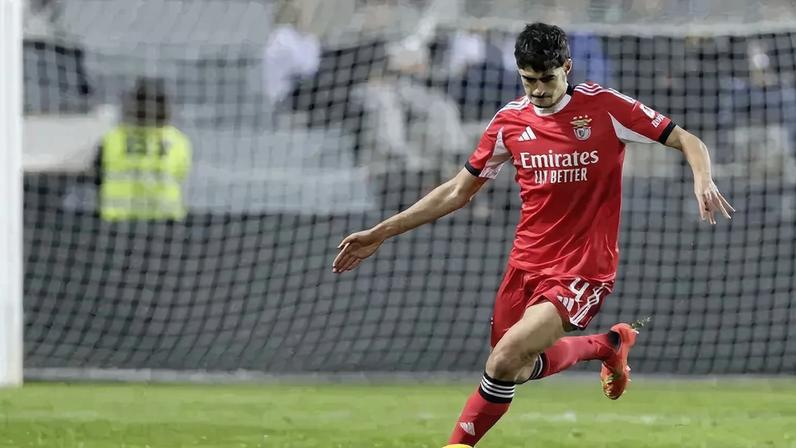 «É um ato de gestão danosa do Benfica não ter apresentado uma proposta de renovação a António Silva»