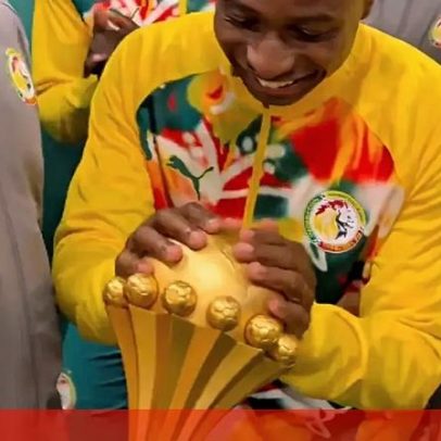 Seleção do Senegal exibe troféu da CAN no Stade de France