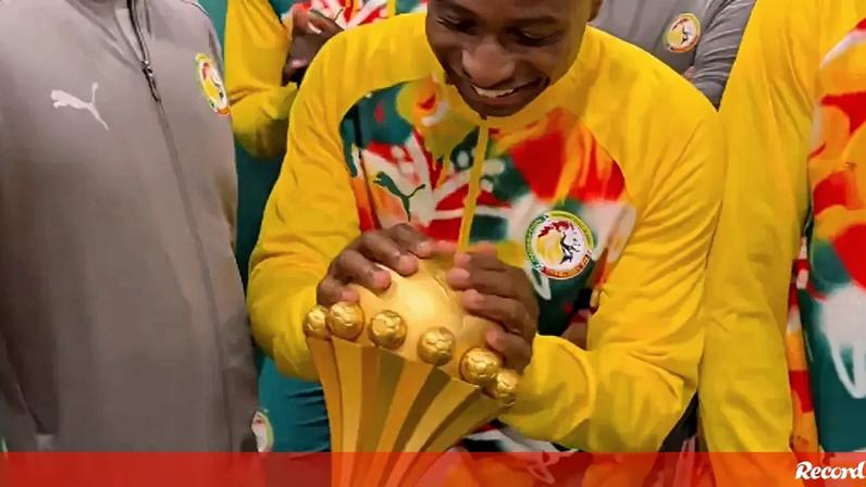 Mais uma acha na fogueira: seleção do Senegal exibe o troféu da CAN no Stade de France