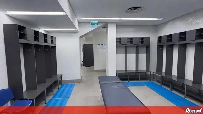 O balneário do Dragão Arena onde os jogadores de andebol do Sporting foram assistidos: Record confirmou cheiro desconfortável no local